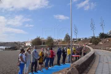 Izado de la bandera azul en Hoya del Pozo (foto TA/Francisco Javier Santana)